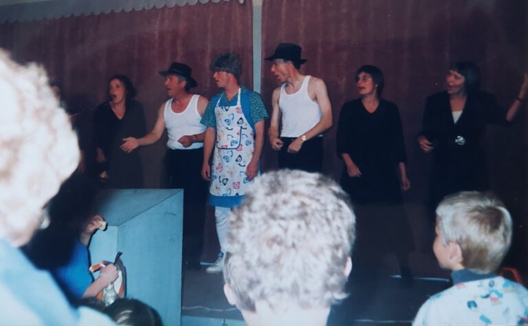 Read more about the article Alken 1998: Dilettanten tilbage – og mandestrip i revyen