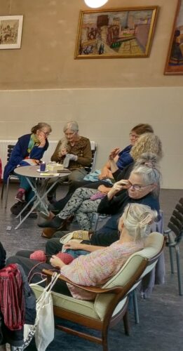 20 quinder kom til første strikke-hygge