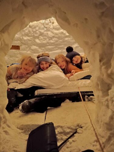 Frostnat sammen i hjemmebygget igloo