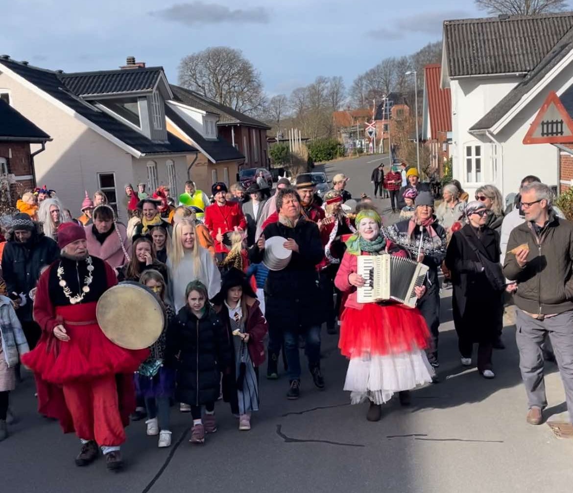 Read more about the article Larm og sang op og ned ad gaden