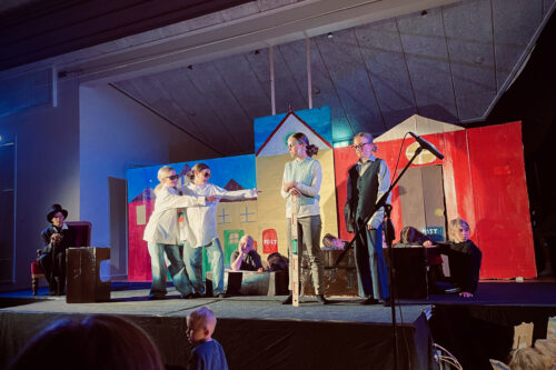 Siamesiske H.C. Andersen-tvillinger på scenen i Bjedstrup