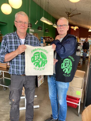 Bæreposer med logo kan nu købes – senere kommer også poser til låns