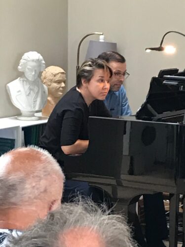 Komponist-fars 100 års jubilæum markeret ved Jakobs stuekoncert