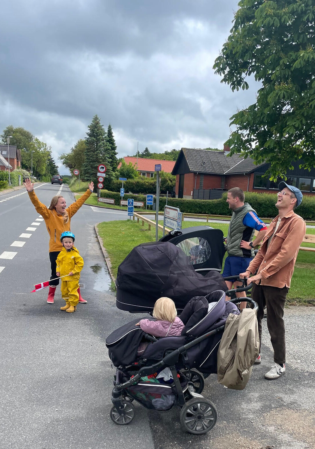 You are currently viewing Kongen kørte gennem Alken i fredags