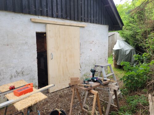 Ny skydedør på Fællepladsens bar er monteret og klar til maling