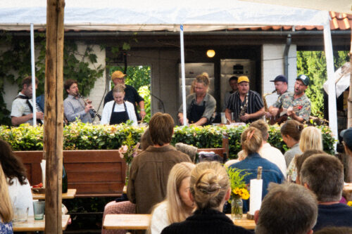 Sommerrestaurant med lokal mad, lokal musik og lokale gæster