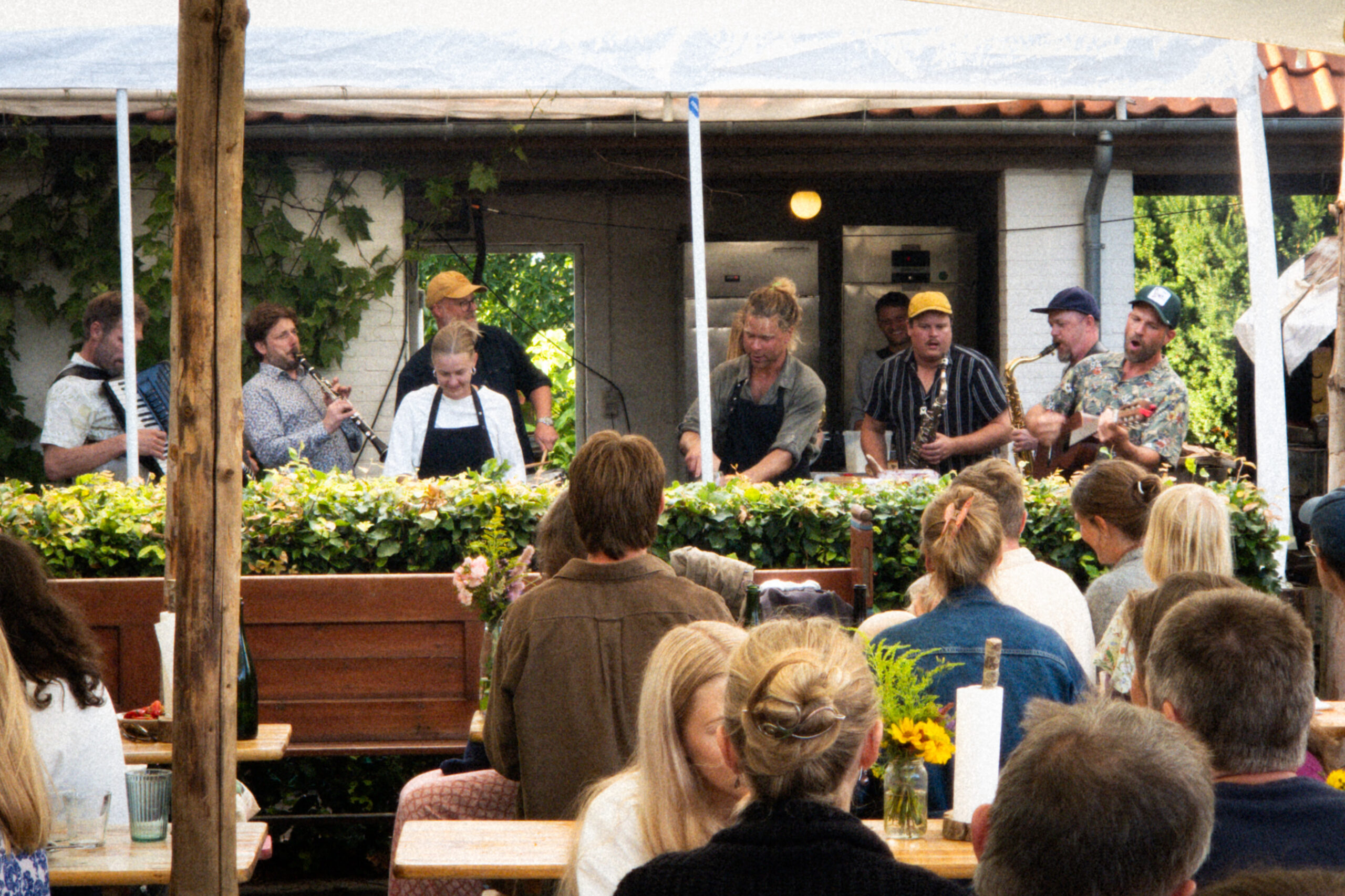 Read more about the article Sommerrestaurant med lokal mad, lokal musik og lokale gæster