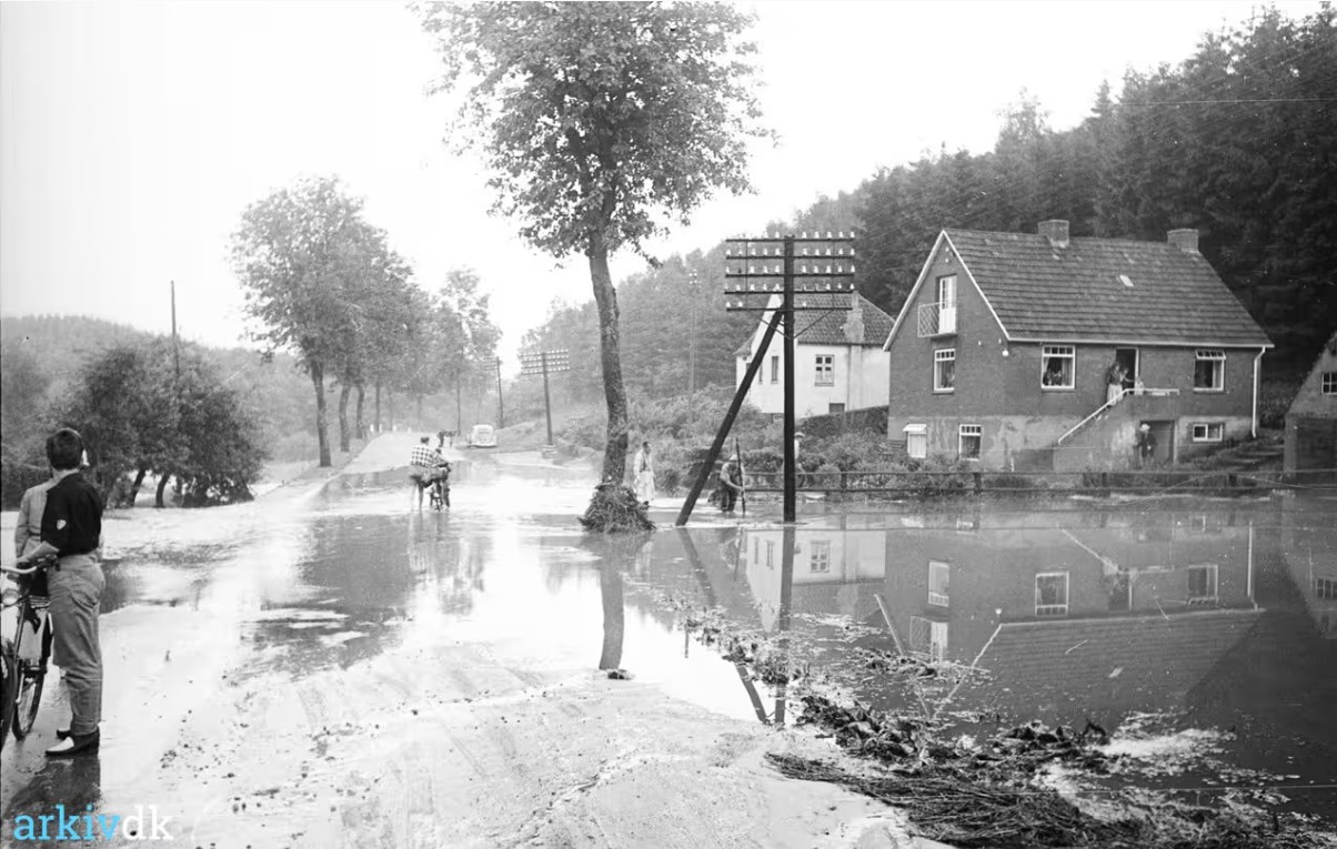 Read more about the article Lindal Bæk svømmede over – og tre Illerup-piger røg i, da de skulle rides gennem vandet