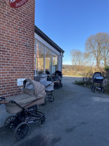 Fredag-formiddags-åbent hos købmanden fortsætter indtil videre