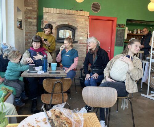 Bertil, Bjarte, Elin, Else, Eske, Louis og Nora mødtes i café-varmen