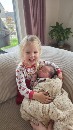 Elia er blevet storesøster til lille gut