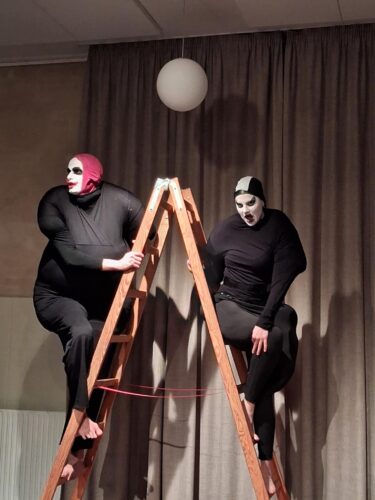 Alken spiddet i bouffonernes champagnesprøjt