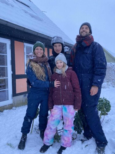 Sarah, Tau, Solrun og Lasse krydser fingre og tæer for at kunne blive i området