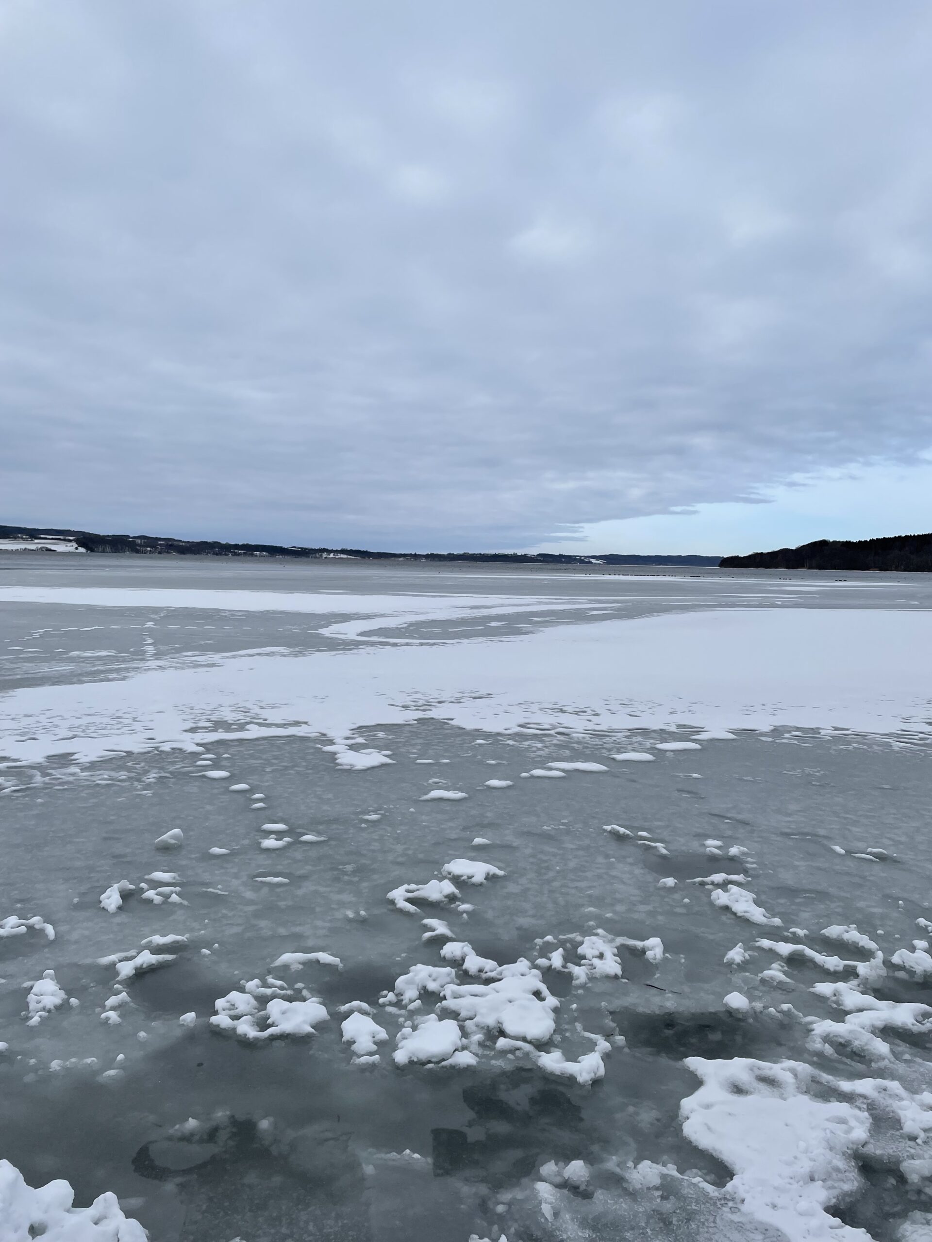 Read more about the article Da Martin og Thomas røg gennem isen midt på Mossø i en strippet 2CV