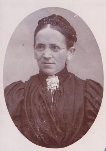 1880-1881: Grønne kviste på vejene ved ligfølge – og anonymiserede kvinder
