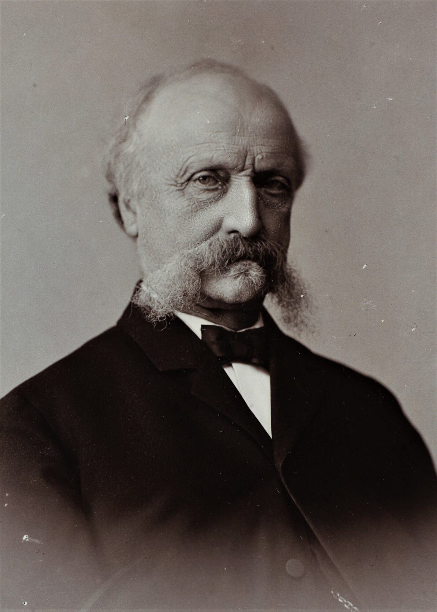 You are currently viewing 1884-1886: Skattenægtere, “ned med Estrup” og ny stationsforvalter i Alken