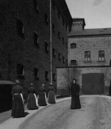 Read more about the article 1886-1887: Tjenestepige fra Alken fødte i dølgsmål og blev straffet for barnemord